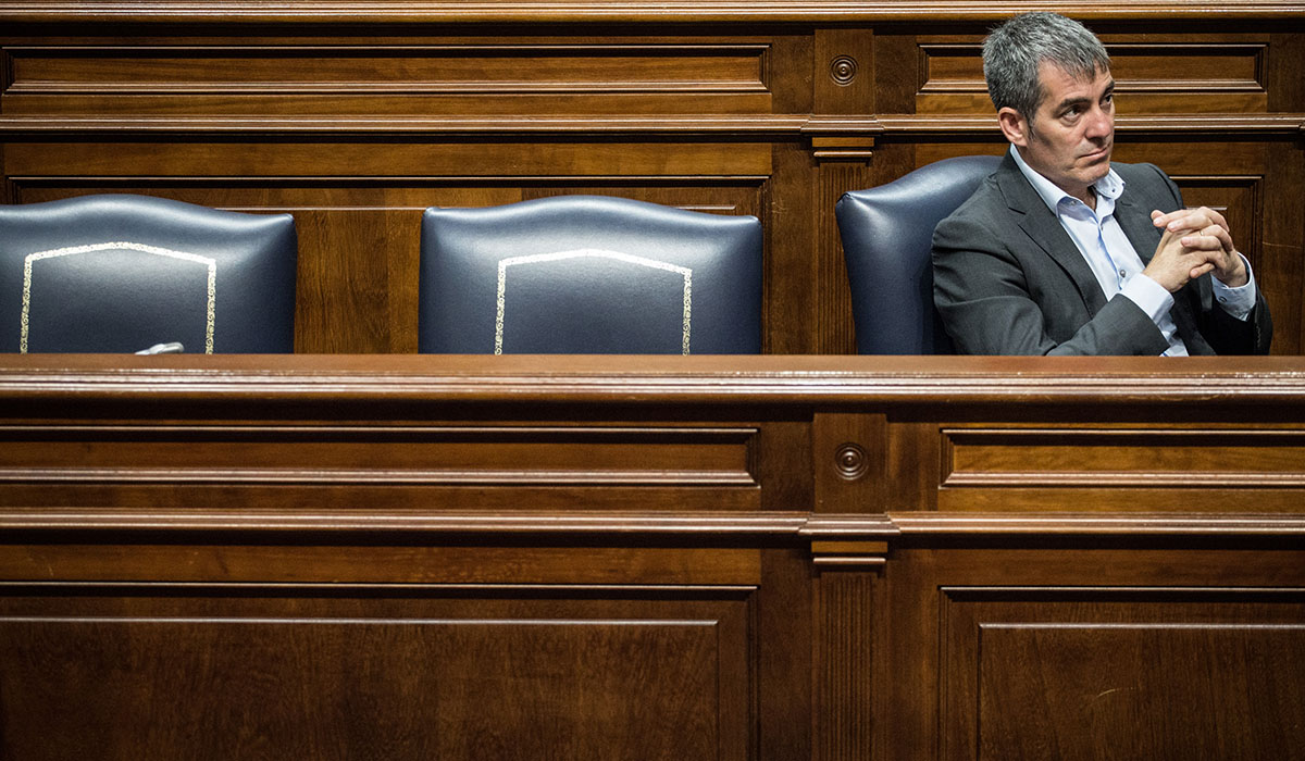 Clavijo (en la foto, en su escaño del Parlamento) está aforado, por lo que el caso Grúas ha pasado al TSJC. A. G.