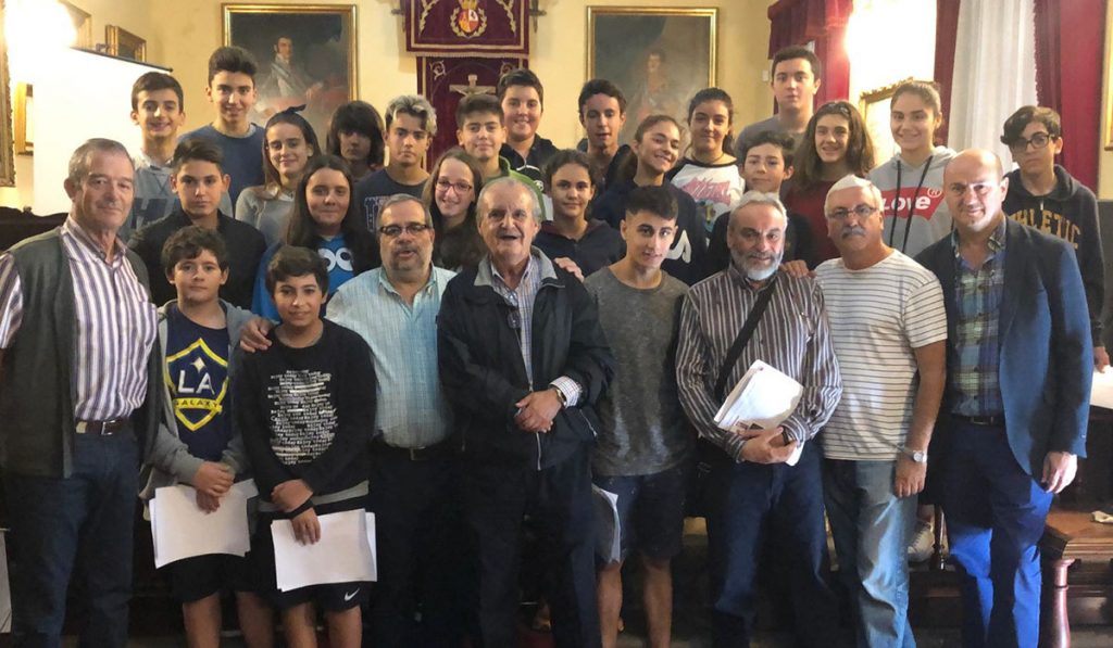 Los ponentes, con los alumnos del Cabrera Pinto que participaron en el encuentro. Foto Cedida