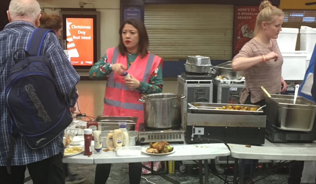 Voluntarios, sirviendo a los indigentes invitados a cenar. / Network Rail