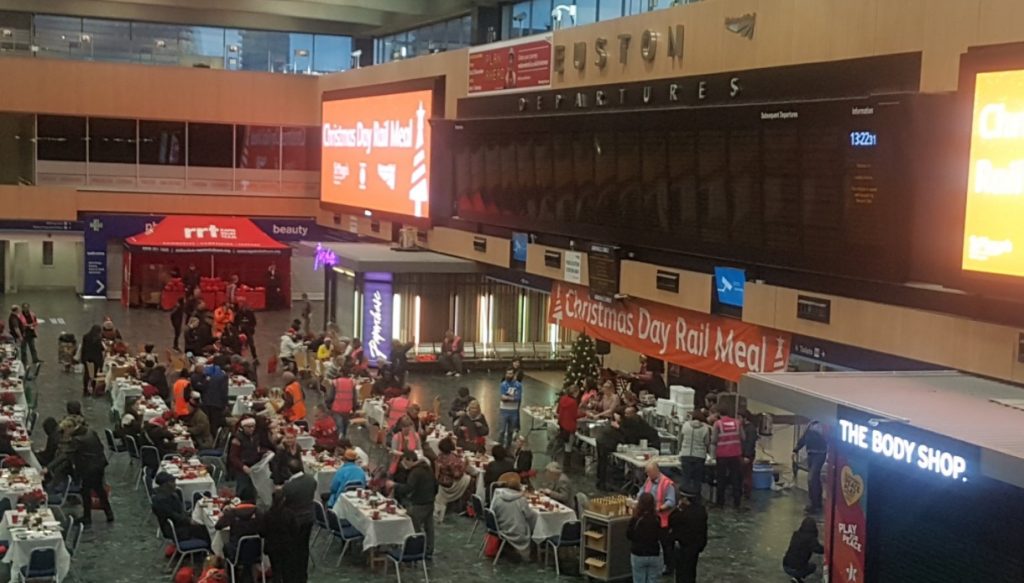 La estación de Euston, con las mesas para la cena. / Network Rail