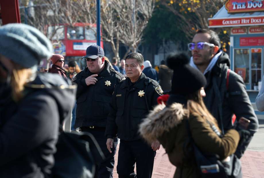 Agentes de la policía vigilan la zona del Pier 39. / The Chronicle
