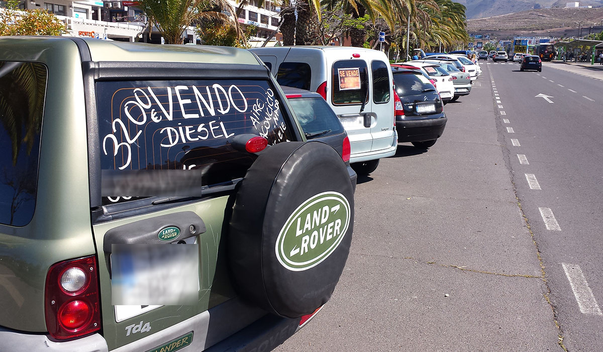 Coches de segunda mano en venta a la entrada de Los Cristianos, junto a la parada de guaguas. J.C.M.