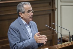 Mario Cabrera, en la tribuna de oradores del Parlamento de Canarias. / DA