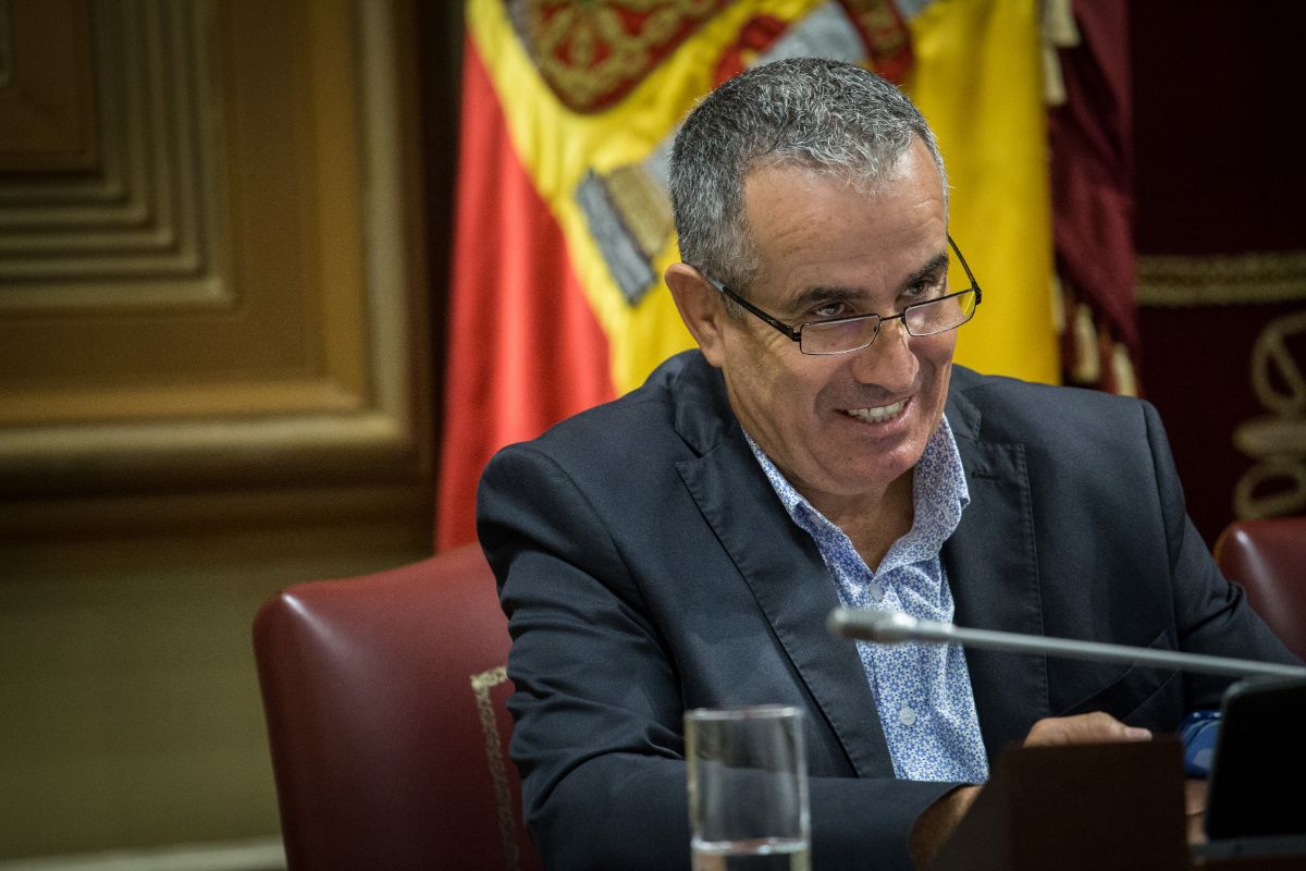Mario Cabrera, en la Mesa del Parlamento de Canarias. / ANDRÉS GUTIÉRREZ