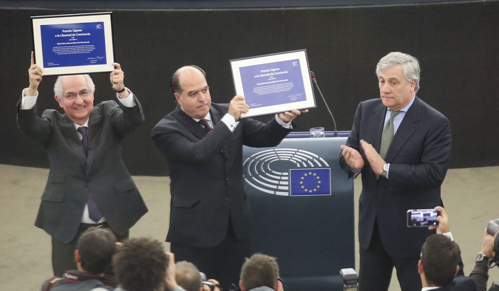 Ledezma y Borges reciben el Sájarov de manos de Tajani. EL ESPAÑOL