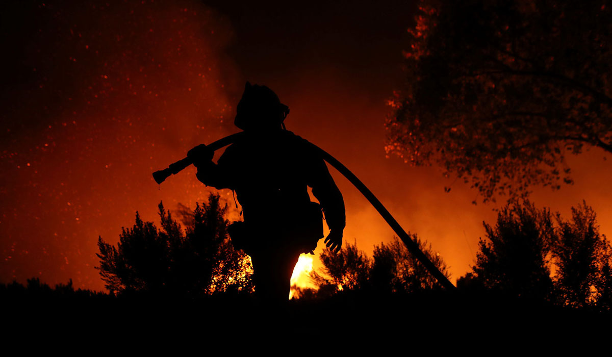 Uno de los bomberos trabajando en las labores de extinción. EL ESPAÑOL