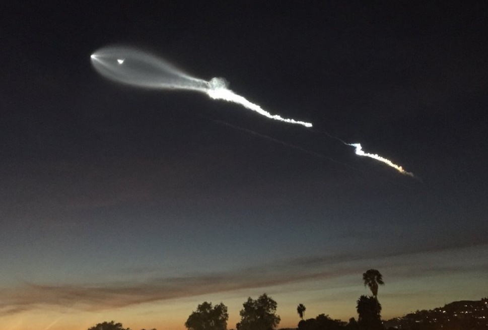Estela dejada por el cohete sobre el cielo de Los Ángeles. / SpaceX