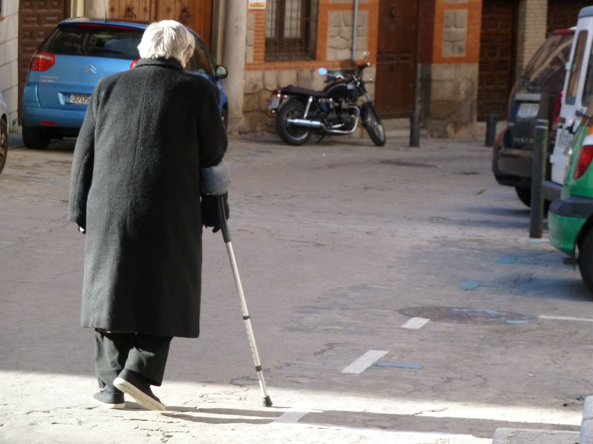 Una persona mayor, cruzando una vía pública. / EP