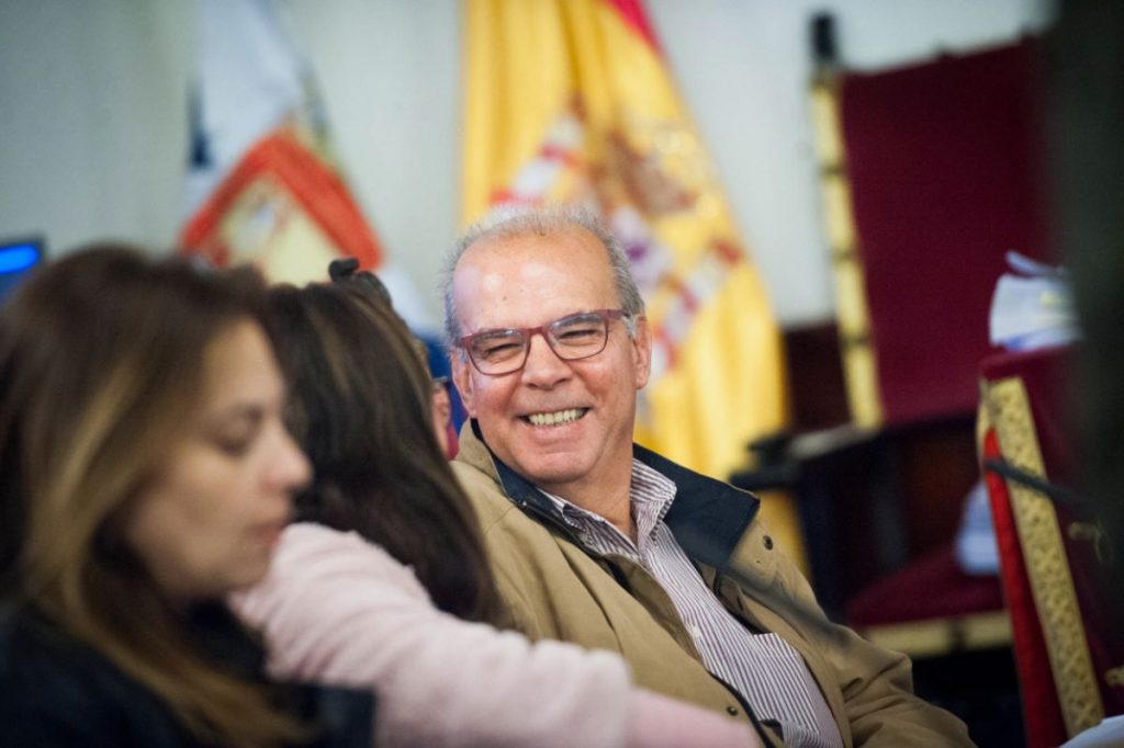 Antonio Pérez Godiño (sonriendo) durante un pleno municipal lagunero | Fran Pallero