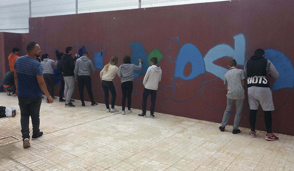 Alumnos del IES Manuel Martín González, realizando un grafiti sobre el acoso escolar. DA