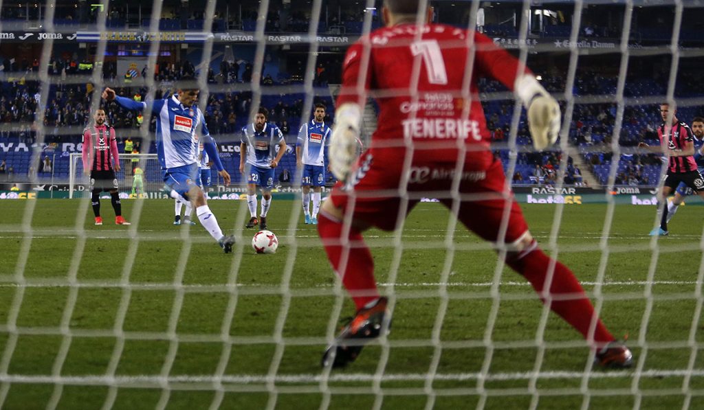 El colegiado Iglesias Villanueva se inventó un penalti que permitió al Espanyol empatar el partido. Francesc Adelantado