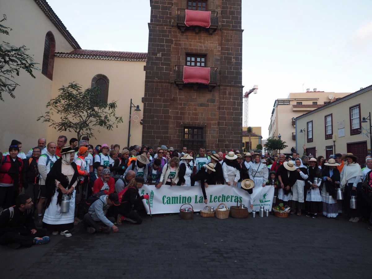El grupo de 200 senderistas partió ayer a las 08.00 horas desde la torre de La Concepción de La Laguna. Foto Cedida