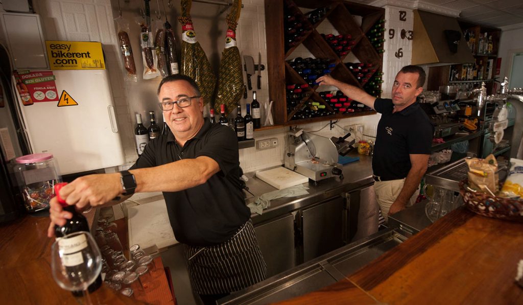 ntre Tapas cuenta con una espaciosa barra y una amplia terraza para degustar desde un pincho a un buen plato. Fran Pallero
