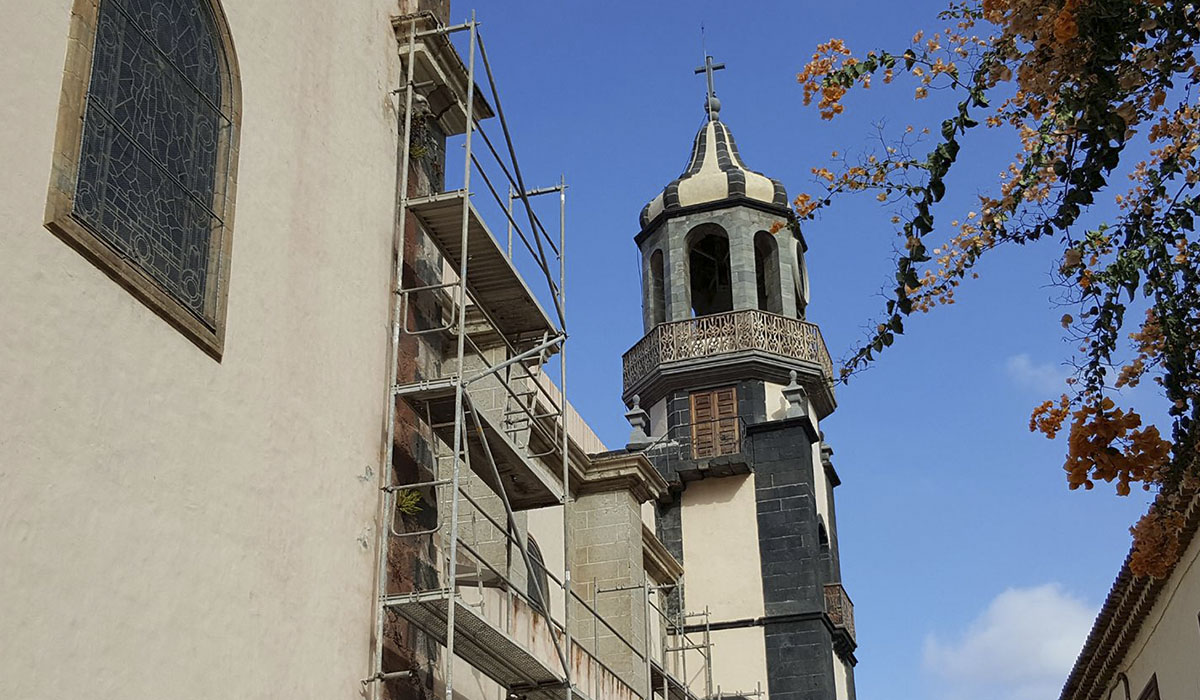 La actuación es en el exterior del templo, con un tratamiento para eliminar musgos y restos de pinturas anteriores. DA
