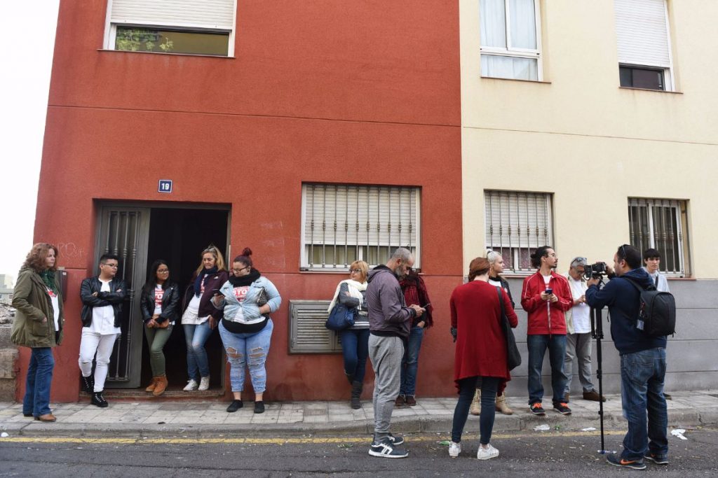 Miembros de la plataforma, ayer ante la vivienda. Sergio Méndez