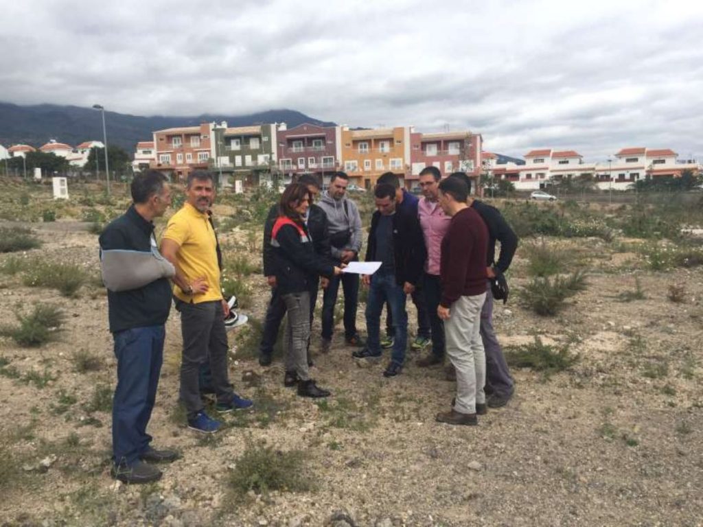 La alcaldesa de Güímar, Luisa Castro, con un grupo de bomberos cuando se buscaba la ubicación para el parque. DA