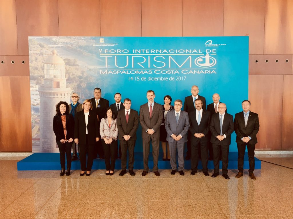 El rey posa con autoridades y participantes en el foro. Europa Press