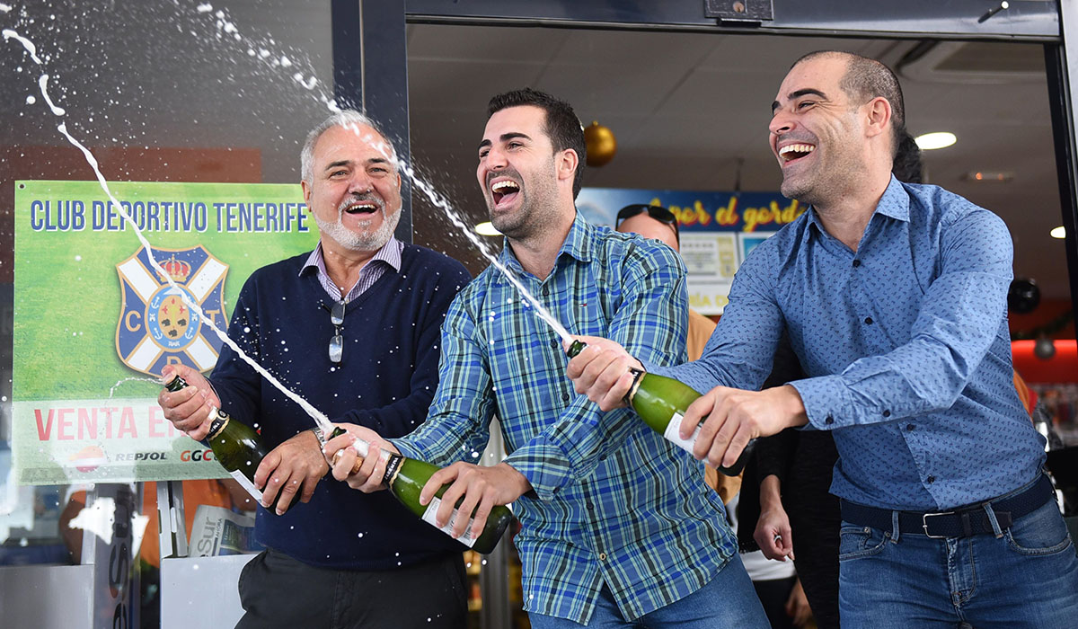 José Miguel González y sus hijos José y Aarón descorchan botellas de sidra tras volver a protagonizar un 22 de diciembre cargado de premios. Sergio Méndez