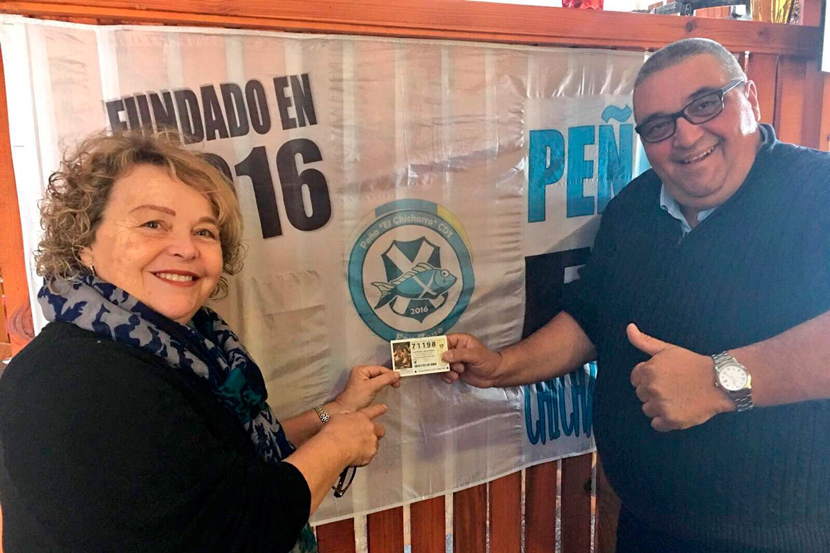 Un grupo de seguidores del CD Tenerife, agraciado con el 'Gordo' comprado en Lugo