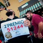 Celebración en Cuesta de la Villa por el segundo premio, en el Capricho Café. / FRAN PALLERO