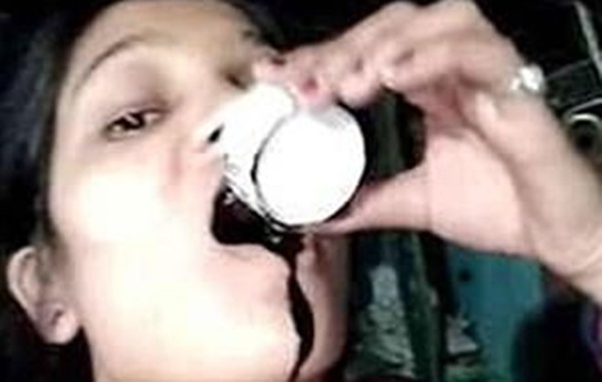 La joven india, mientras bebe el veneno. / DAILY MAIL