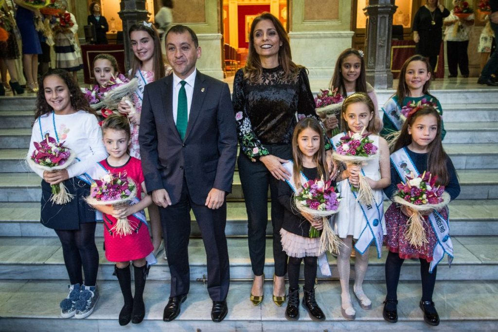 El alcalde Bermúdez y la concejal de Fiestas, Gladys de León, con las candidatas a Reina infantil del Carnaval de Santa Cruz 2018 |DA