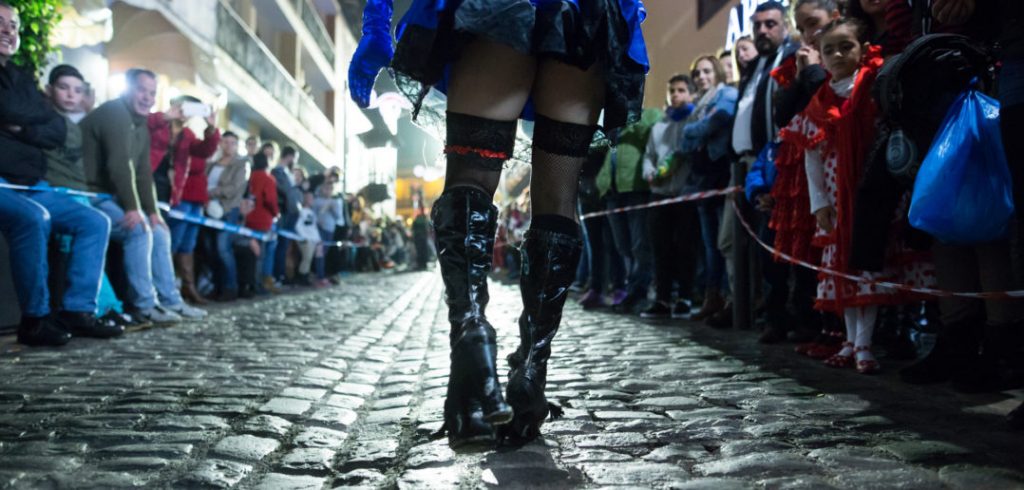 Un participante del mascarita ponte tacón en el Puerto de la Cruz | FOTO: Andrés Gutiérrez