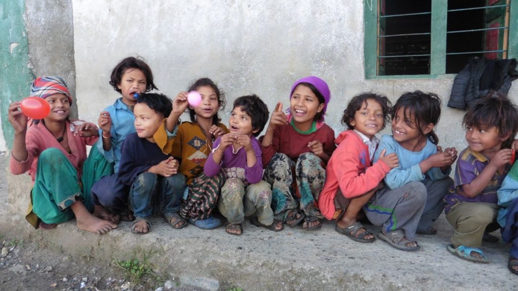 A pesar de las carencias, los niños de las aldeas rurales nepalíes se muestran alegres y sociables | DA