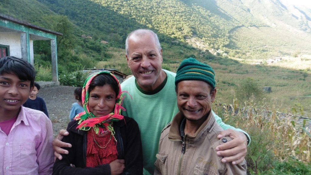 El autor del artículo, junto a varios jóvenes de una de las aldeas rurales de Nepal. DA
