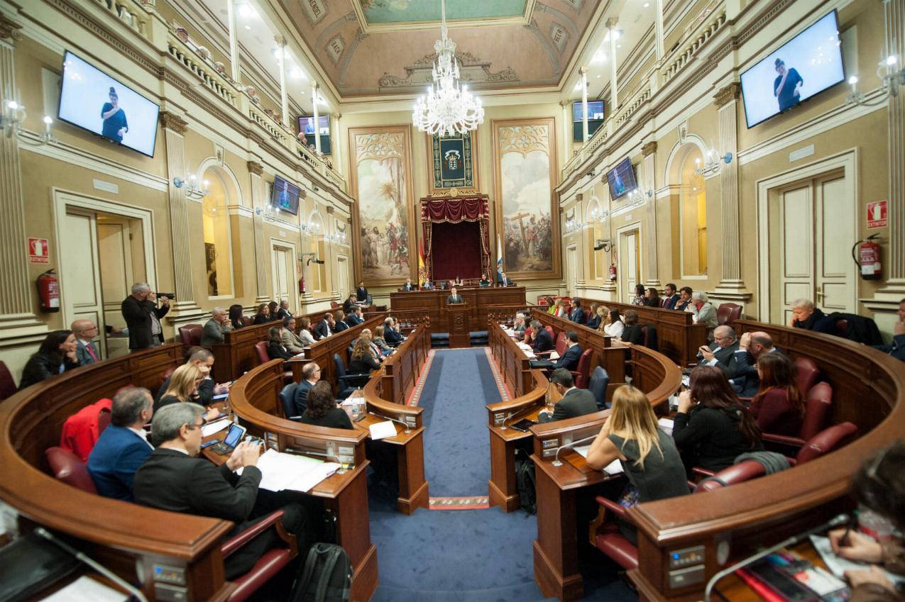 Salón de plenos del Parlamento de Canarias. / FRAN PALLERO