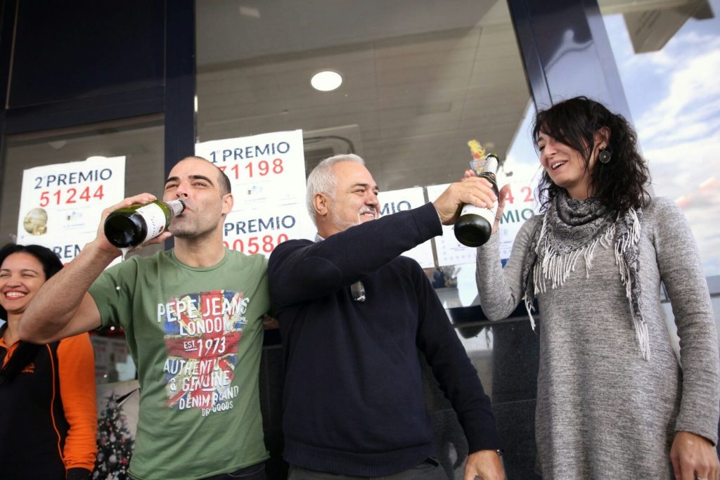 Alegría en la gasolinera de 'La Chasnera', en Granadilla de Abona | FOTO: Andrés Gutiérrez