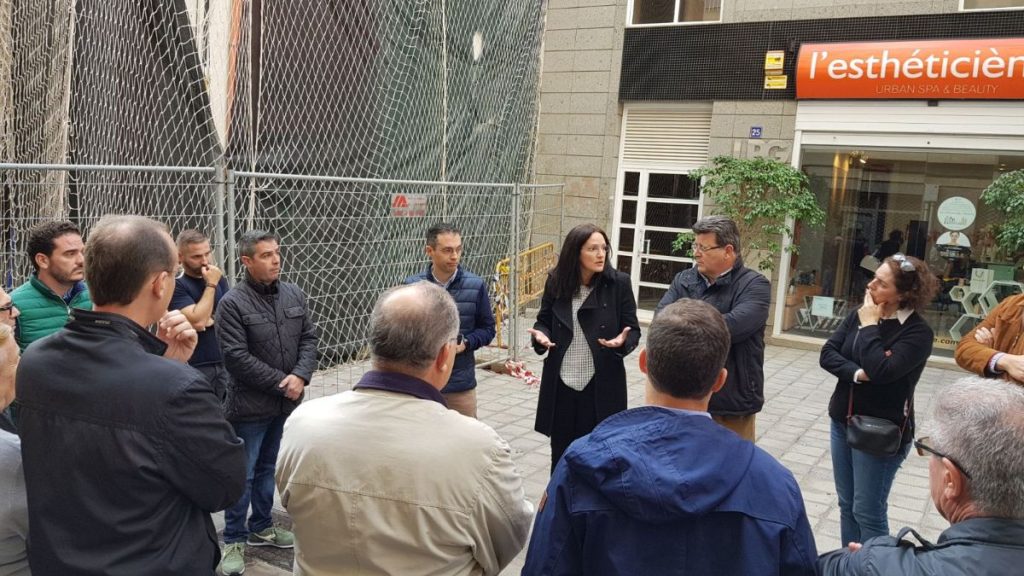Zaida González, primera teniente de alcalde, Carlos Tarife, concejal de urbanismo, y José Carlos Acha , concejal de Distrito Centro, visitan a los comerciantes de la Puerta Canseco | DA