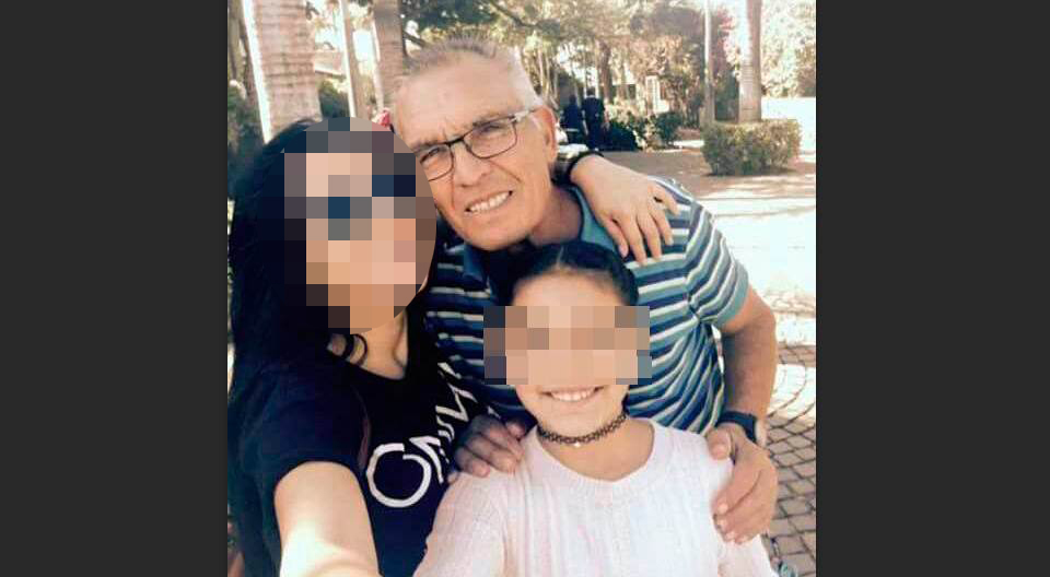 El presunto asesino junto a la hija y nieta de la victima. Esta última, fue la niña a la que él mismo trasladó a la casa de unos parientes antes de darse a la fuga por la TF-5