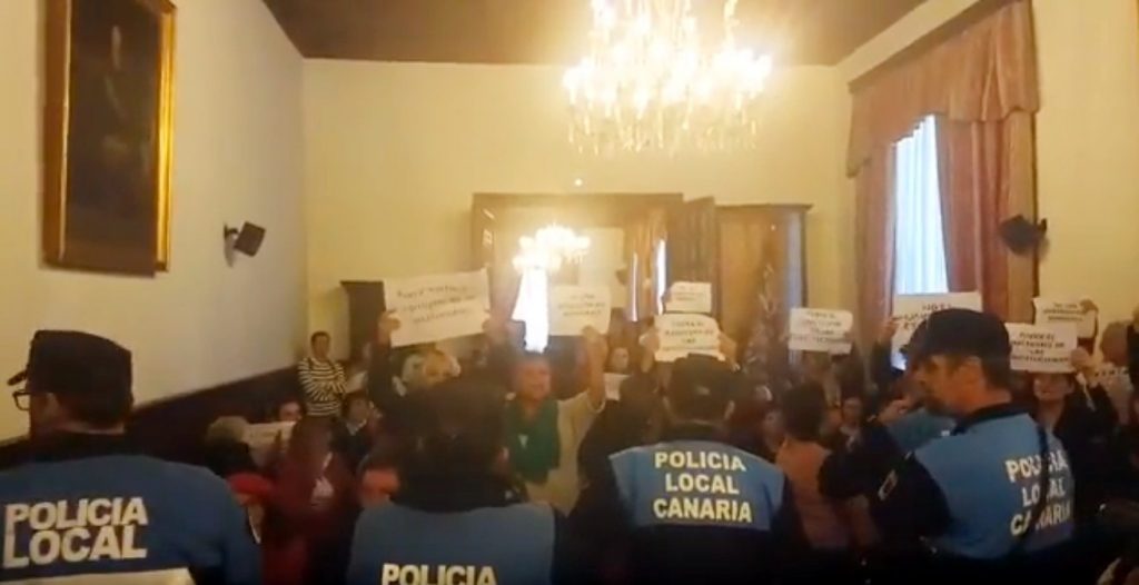 Los asistentes al pleno en el Ayuntamiento de La Laguna, durante la protesta contra Zebenzuí González. / DA