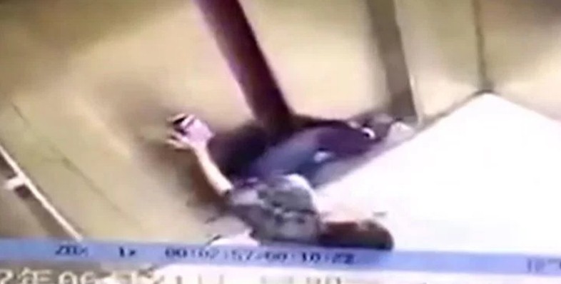La mujer, tendida en el suelo. / METRO
