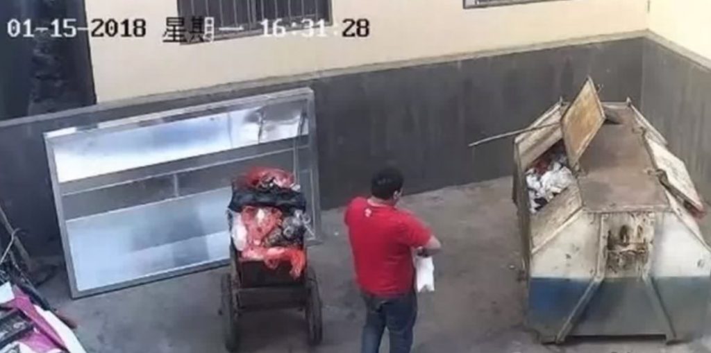 El hombre, a punto de tirar a su bebé a la basura. / DA
