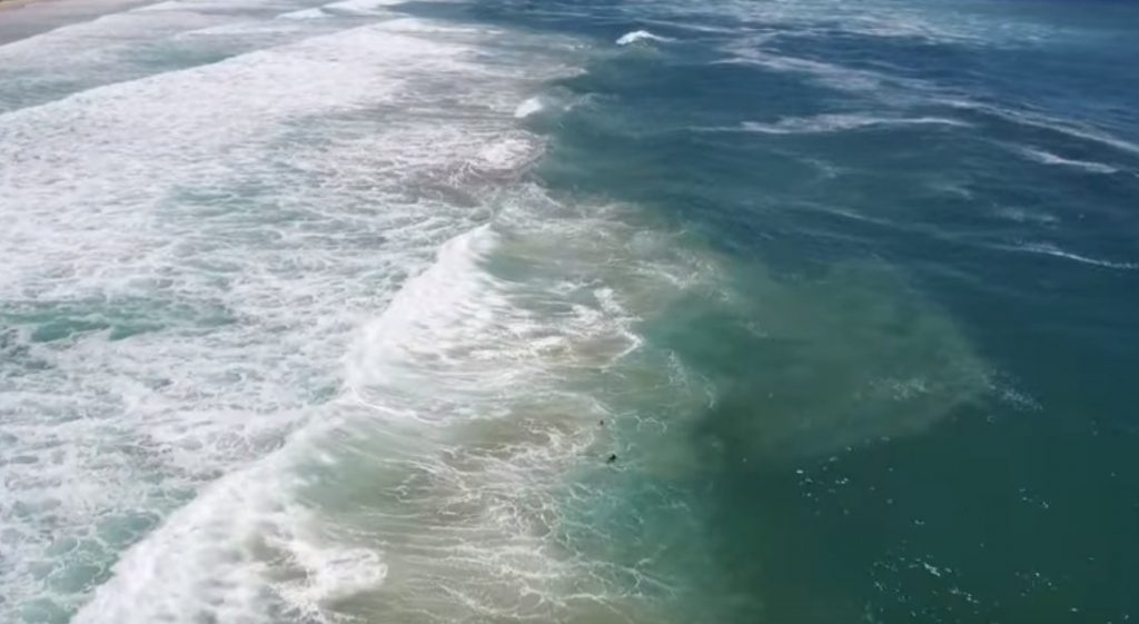 Los bañistas, captados por el dron. / YOUTUBE
