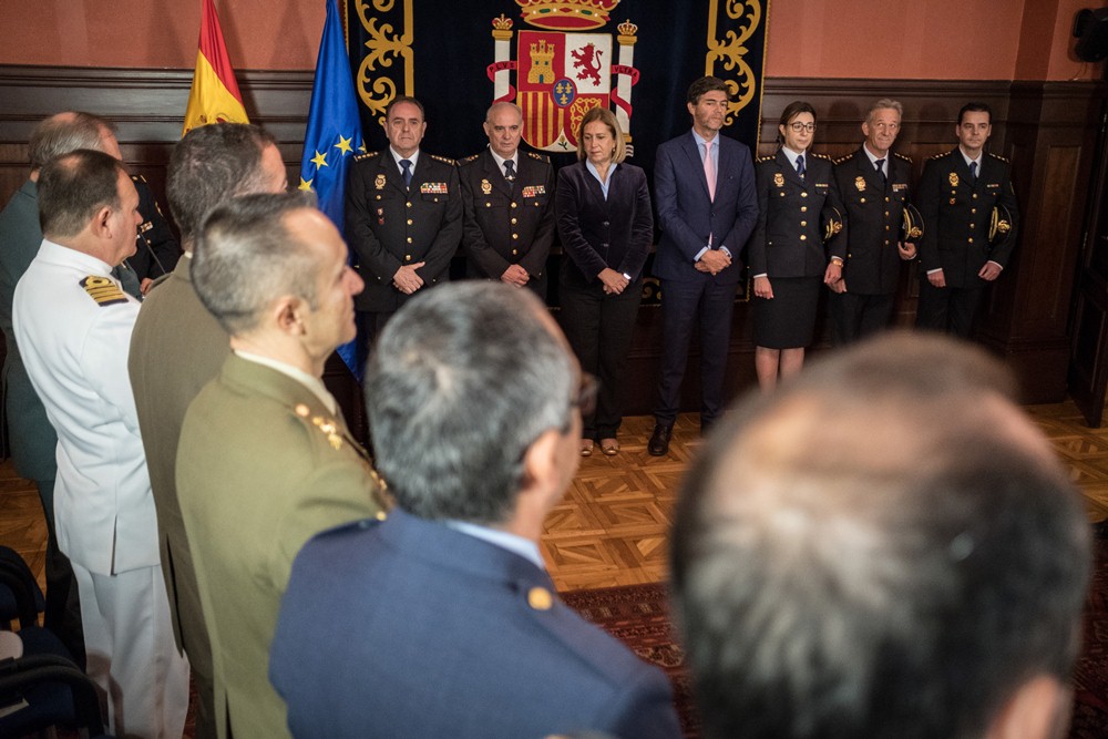 El subdelegado del Gobierno, Guillermo Díaz Guerra, junto a los nuevos comisarios de la Policía Nacional tinerfeña./ FOTO: Andrés Gutiérrez