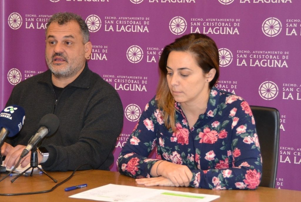 José Alberto Díaz, junto a Candelaria Díaz, en el Ayuntamiento lagunero. / EP
