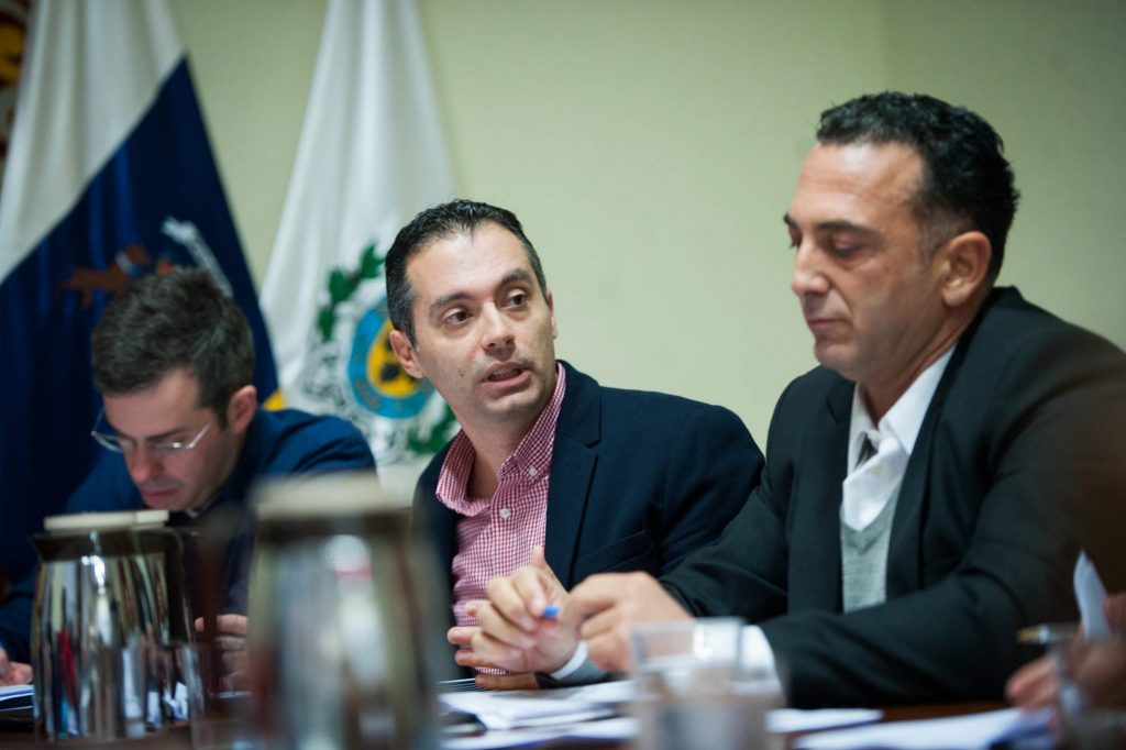 Carlos Tarife, concejal de urbanismo de Santa Cruz, durante una comisión de control | Fran Pallero