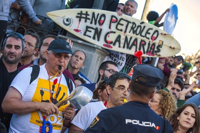Movilizaciones en Canarias contra las prospecciones petrolíferas anunciadas por Repsol. / DA