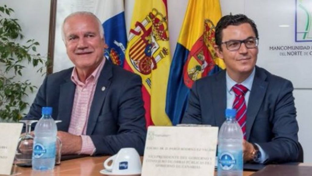 El dimitido alcalde de Firgas, Manuel Báez (izq.), junto al vicepresidente regional, Pablo Rodríguez. Canarias Ahora