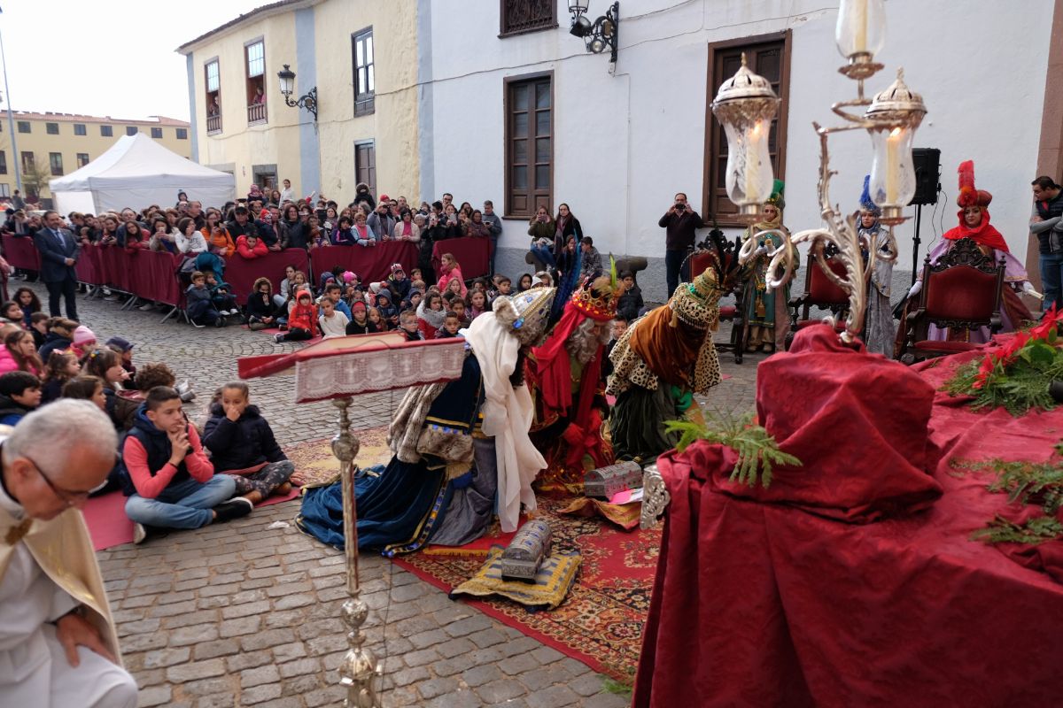 Un momento de la tradicional adoración al Niño de los Afligidos, en La Laguna. DA