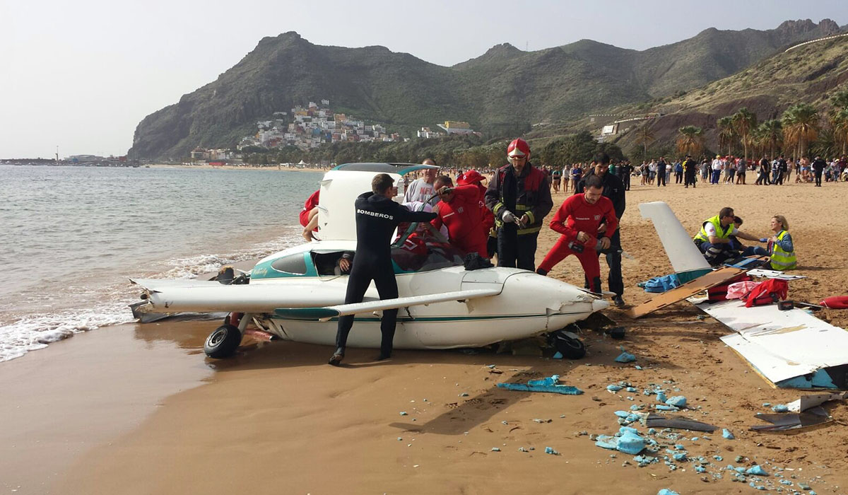 Un milagro evitó que la avioneta causara daños humanos en la orilla de la playa; en el recuadro, la hélice que acabó partida. Fran Pallero