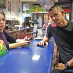 Ariadna y Nacho son dos de los empresarios afectados por los asaltos. Sergio Méndez
