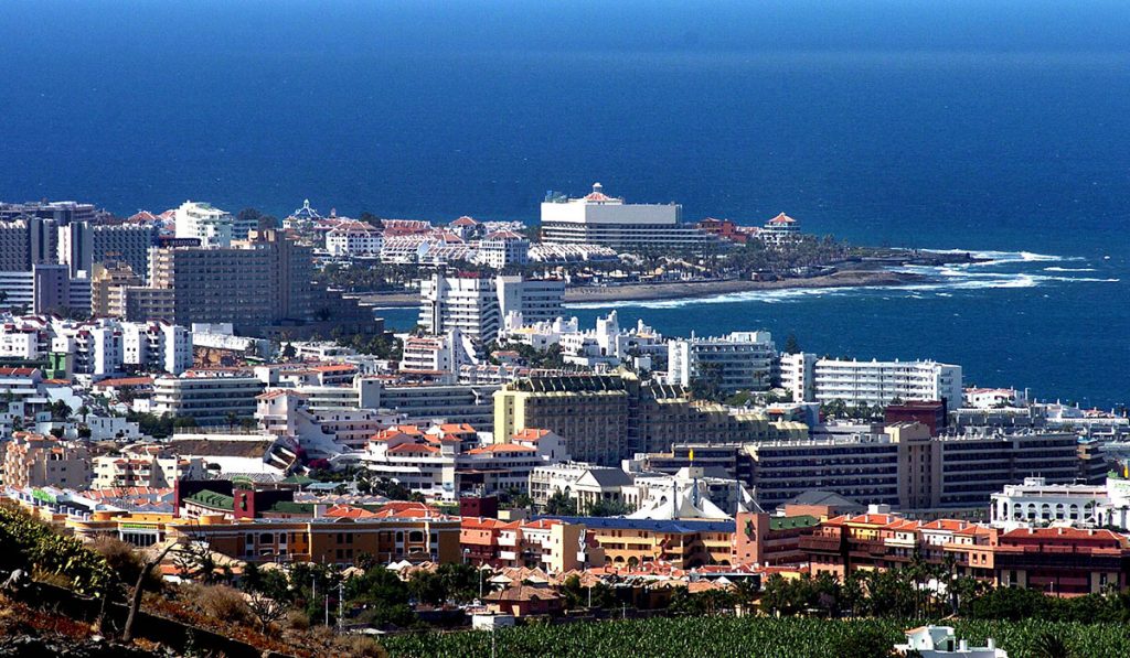 Imagen de Playa de Las Américas, que se extiende por los municipios de Arona y Adeje, en el sur de Tenerife, una de las principales zonas turísticas de España. DA