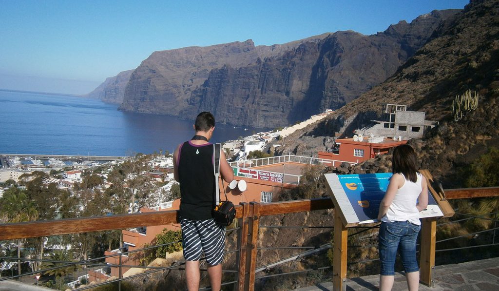 Los Acantilados de Los Gigantes, uno de los grandes atractivos paisajísticos de Santiago del Teide e icono turístico de la isla de Tenerife. DA