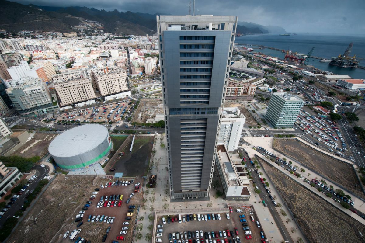 Vista aérea de la parcela triangular de Justicia (al fondo), del solar para el colegio (junto al bidón) y el resto de parcelas públicas (a la derecha). F. Pallero