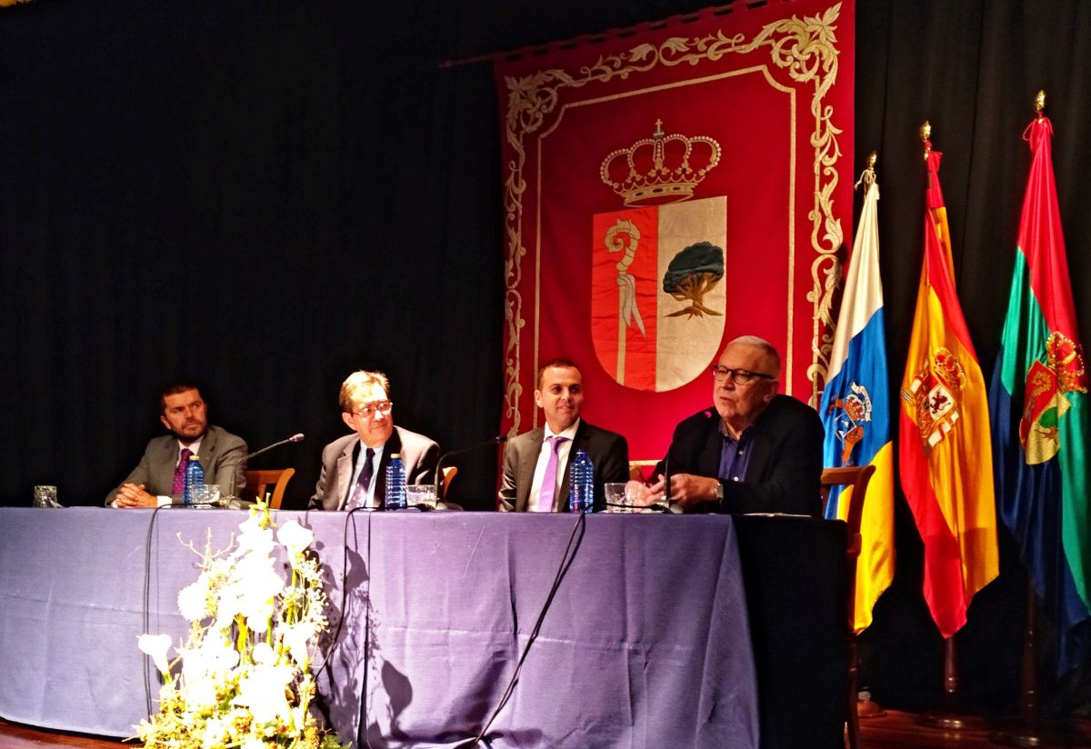 Acto inaugural de la segunda edición de la Universidad de Invierno de Arona en la que intervino Fernando Delgado. DA
