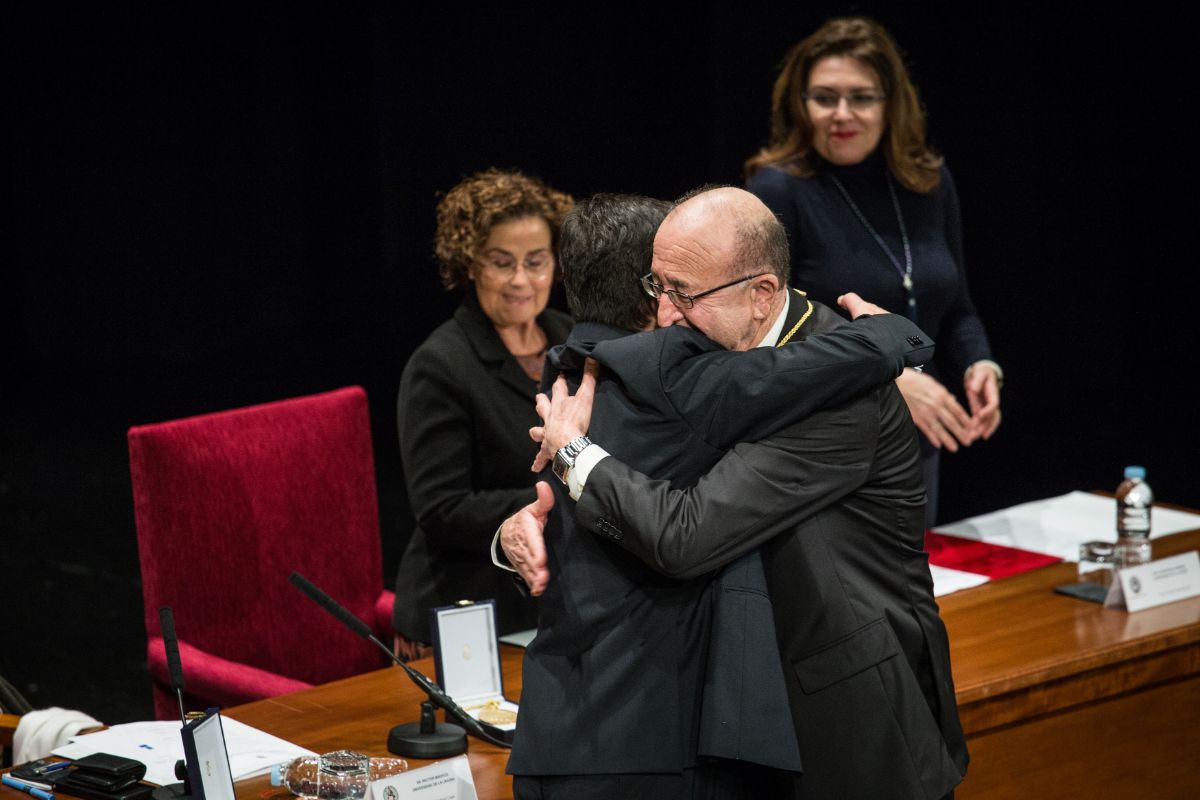 El profesor Antonio Tejera se emocionó en el transcurso del acto. Andrés Gutiérrez